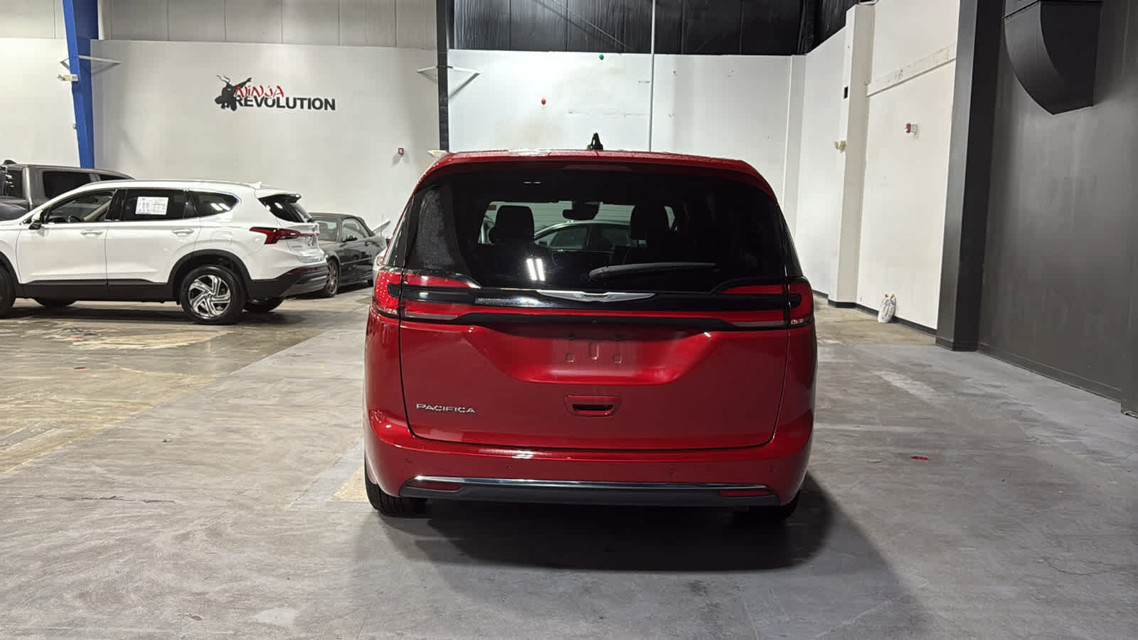 Used 2025 Chrysler Pacifica Select FWD image 5