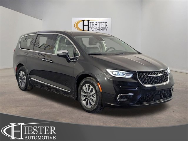 Certified 2023 Chrysler Pacifica Limited image 1