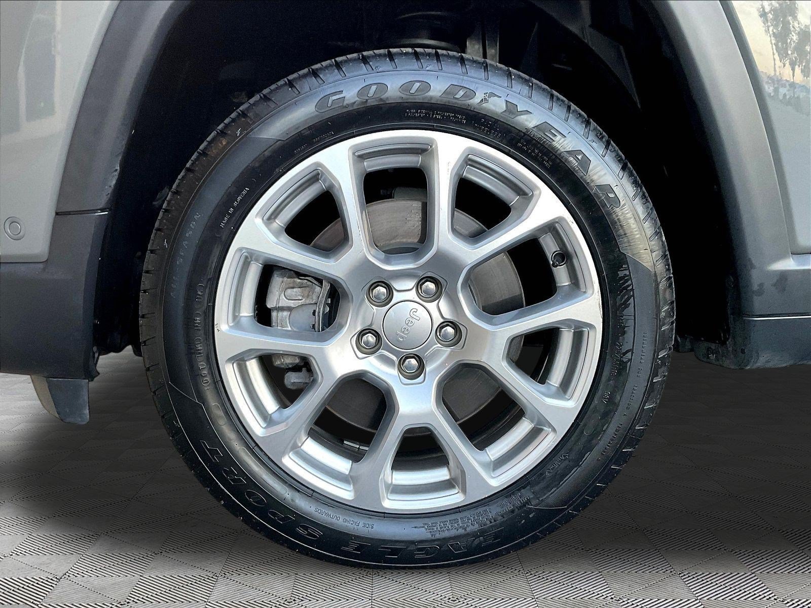Used 2023 Jeep Compass Latitude w/ Sun and Sound Group AWD/4WD image 34