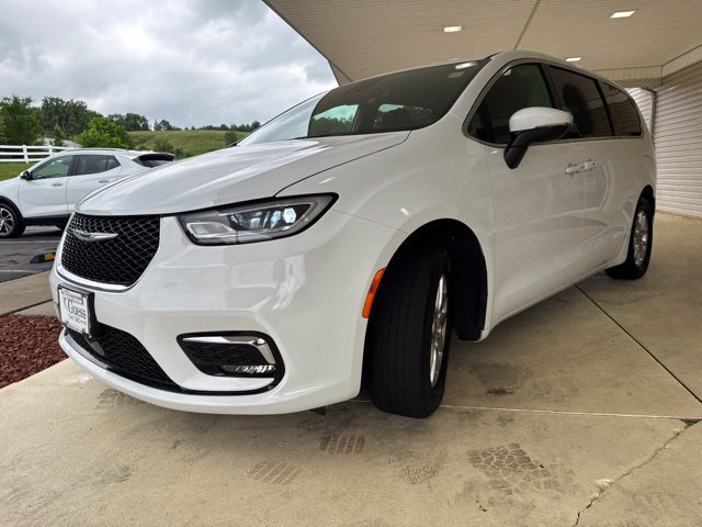 Used 2023 Chrysler Pacifica Touring FWD image 8