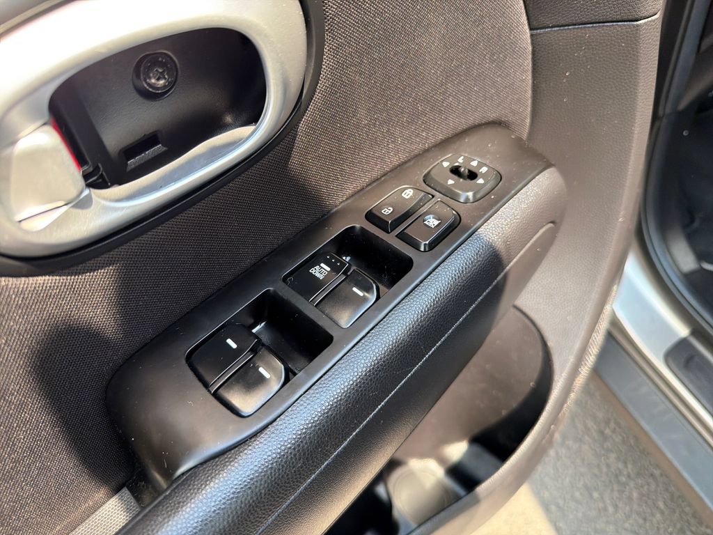 Used 2015 Kia Soul FWD image 11
