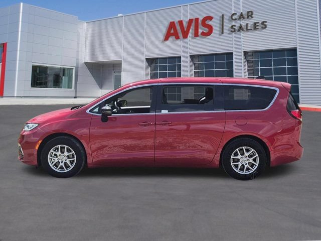Used 2025 Chrysler Pacifica Select FWD image 10