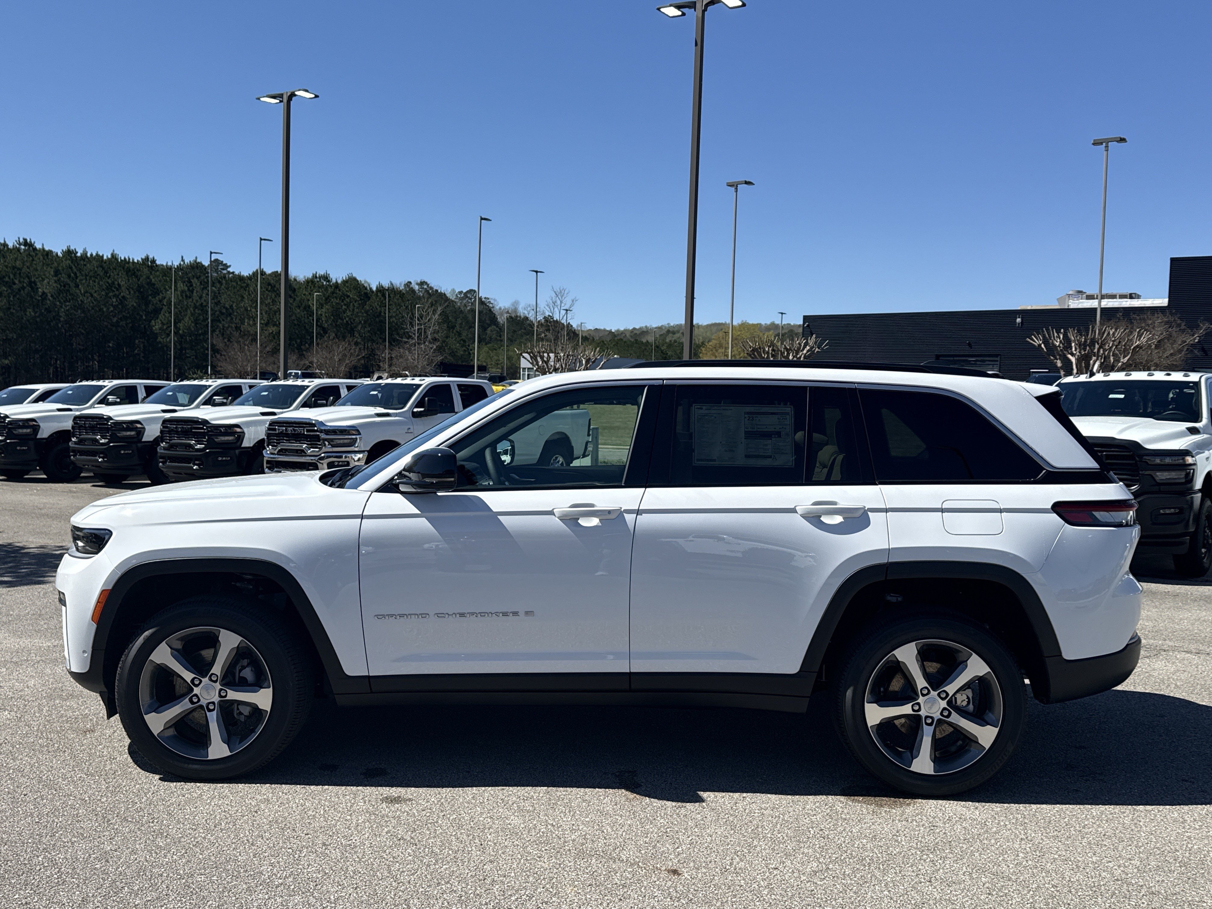 New 2026 Jeep Grand Cherokee Limited w/ Luxury Tech Group II AWD/4WD image 4
