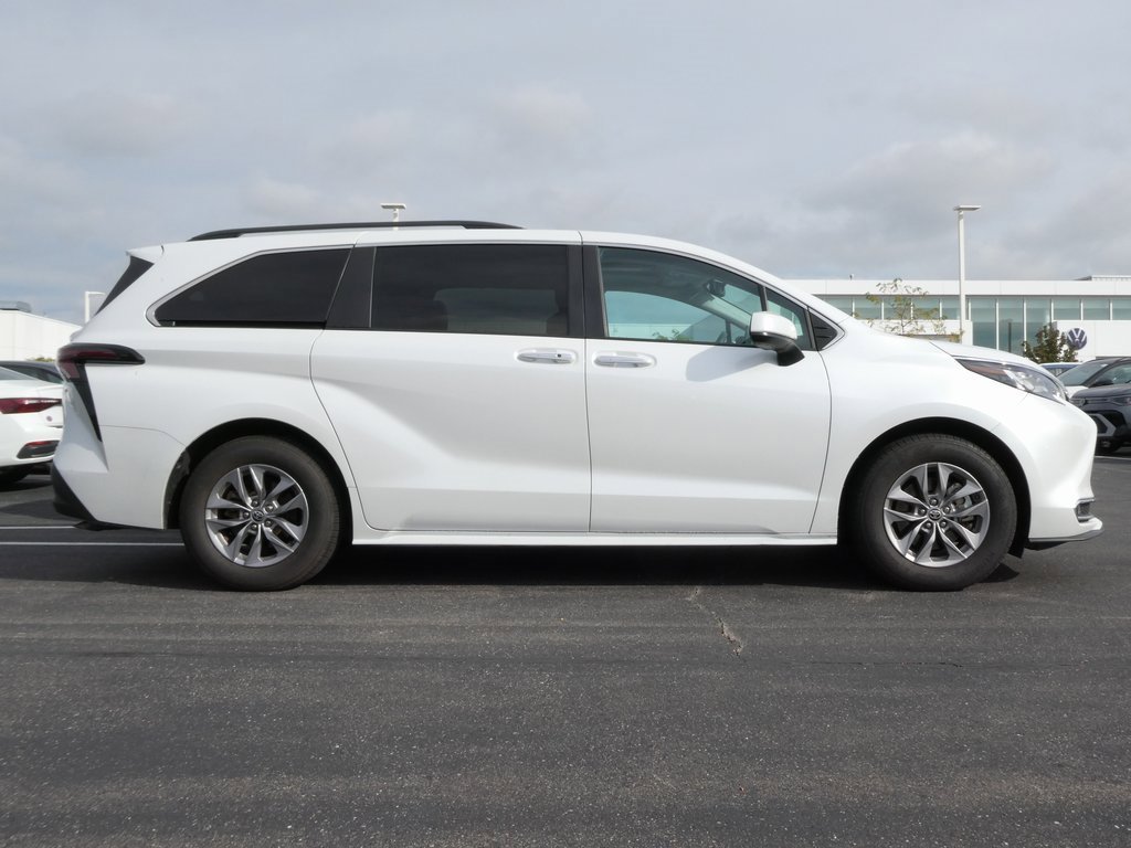 Used 2023 Toyota Sienna XLE image 2