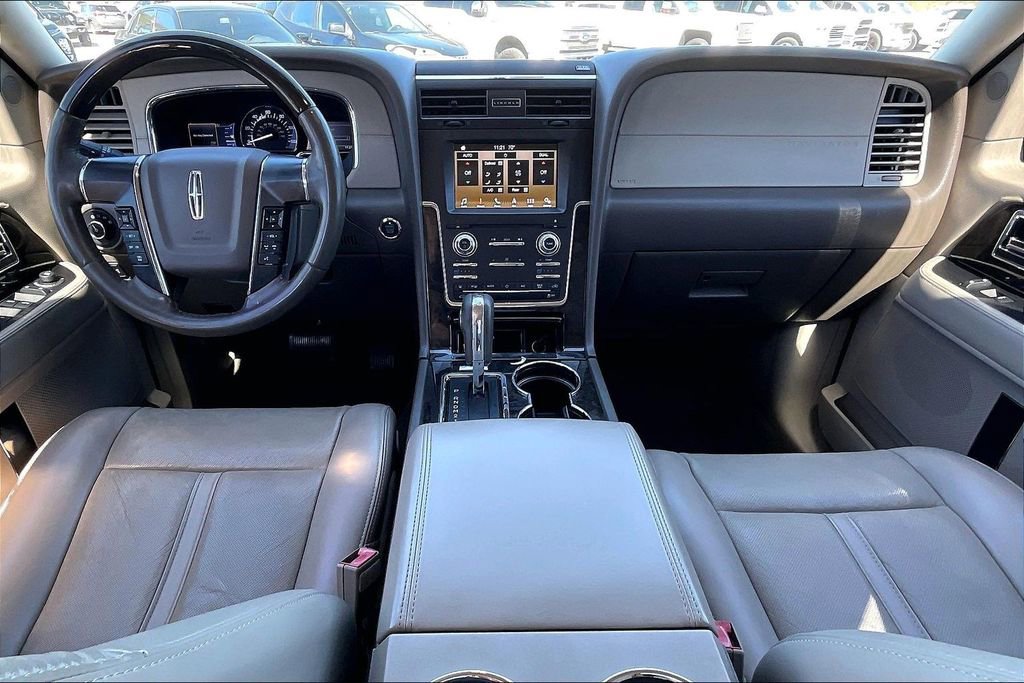 Used 2017 Lincoln Navigator Select image 7