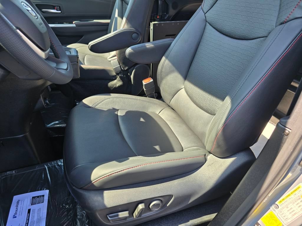 Used 2025 Toyota Sienna XSE w/ XSE Plus Package FWD image 27