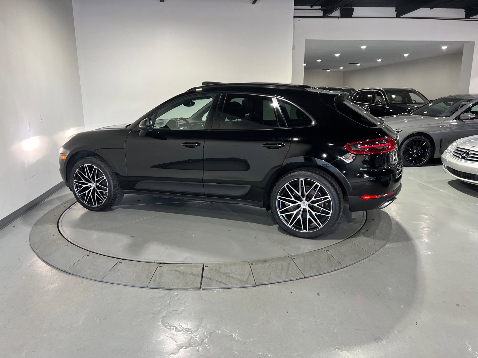 Used 2018 Porsche Macan w/ Driver Memory Package image 9