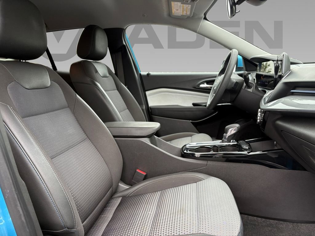 Used 2025 Chevrolet Trax LT FWD image 7