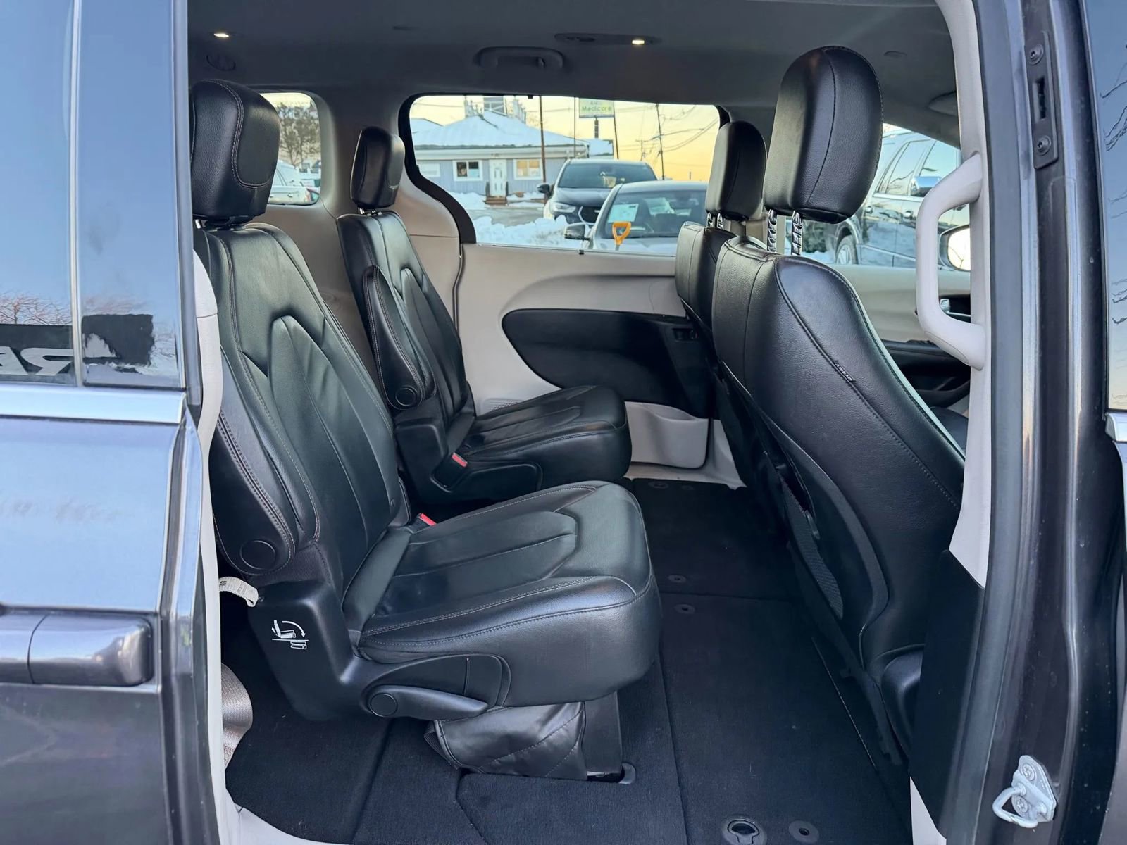 Used 2017 Chrysler Pacifica Touring-L image 20