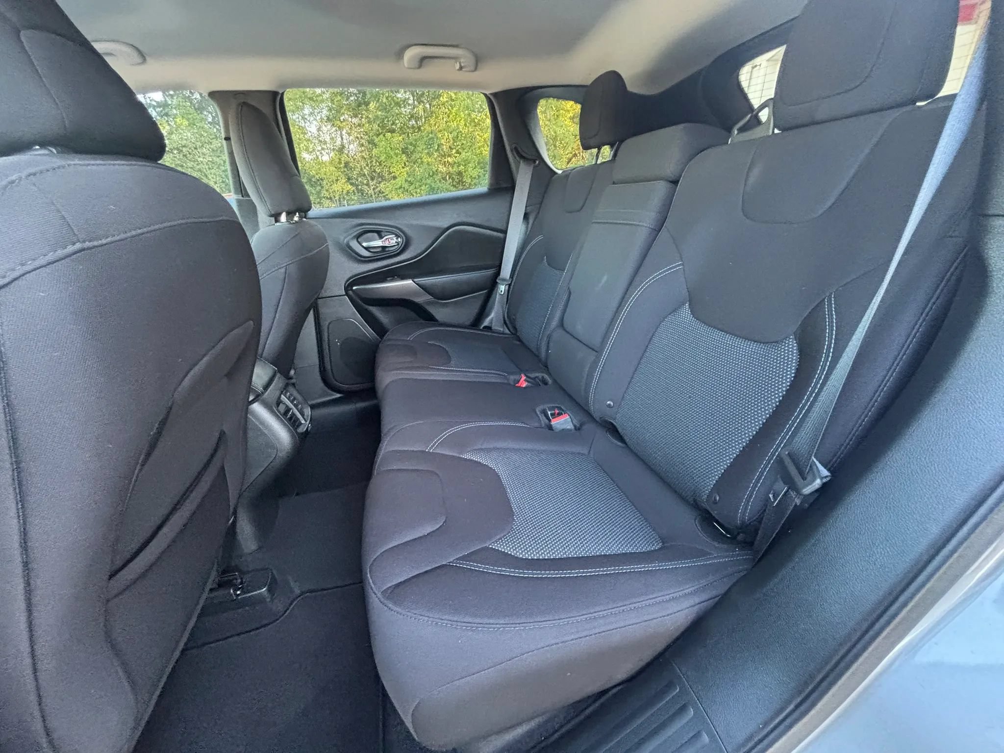 Used 2019 Jeep Cherokee Latitude w/ Popular Appearance Group FWD image 25