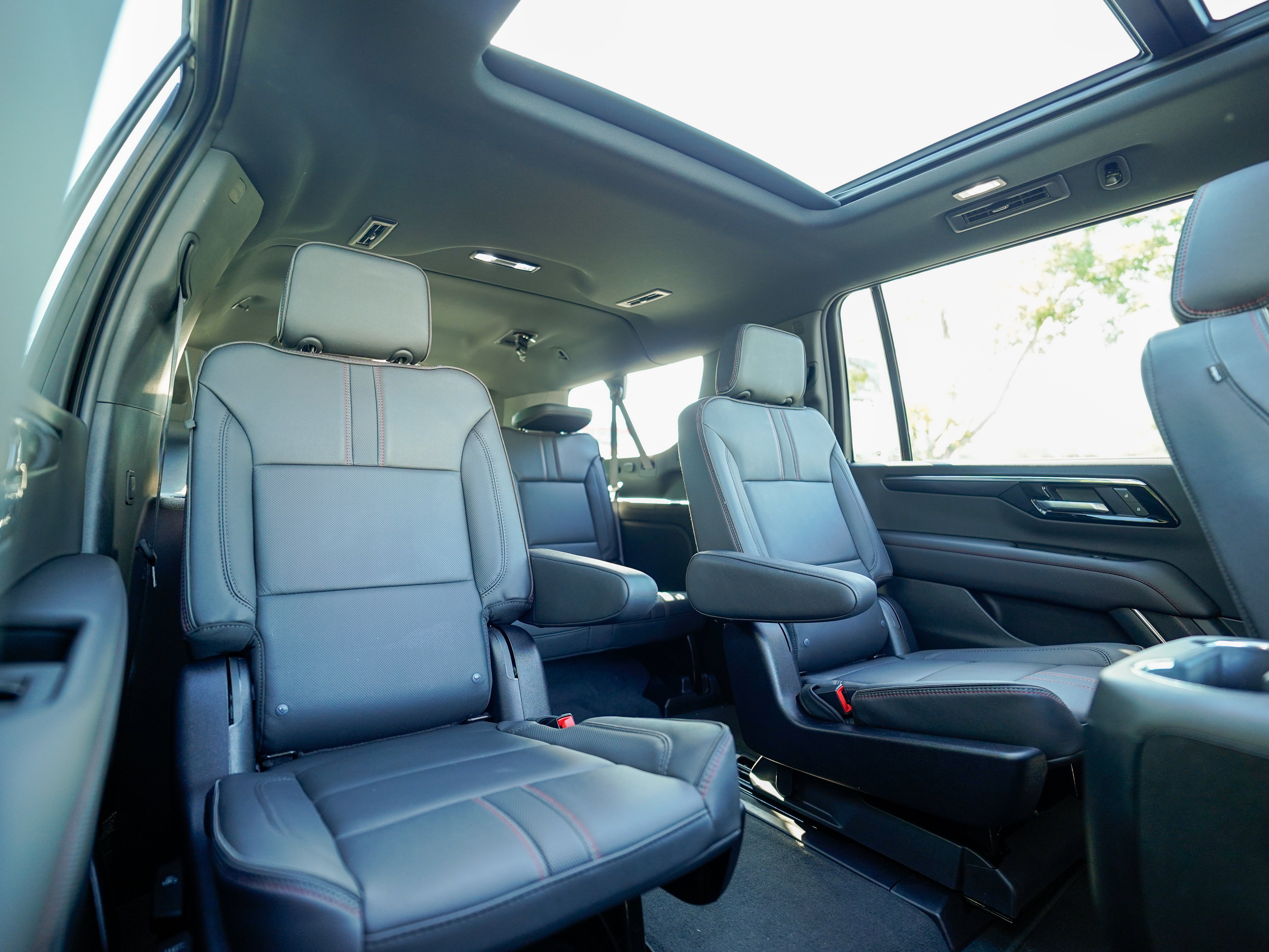 Used 2025 Chevrolet Suburban RST AWD/4WD image 35