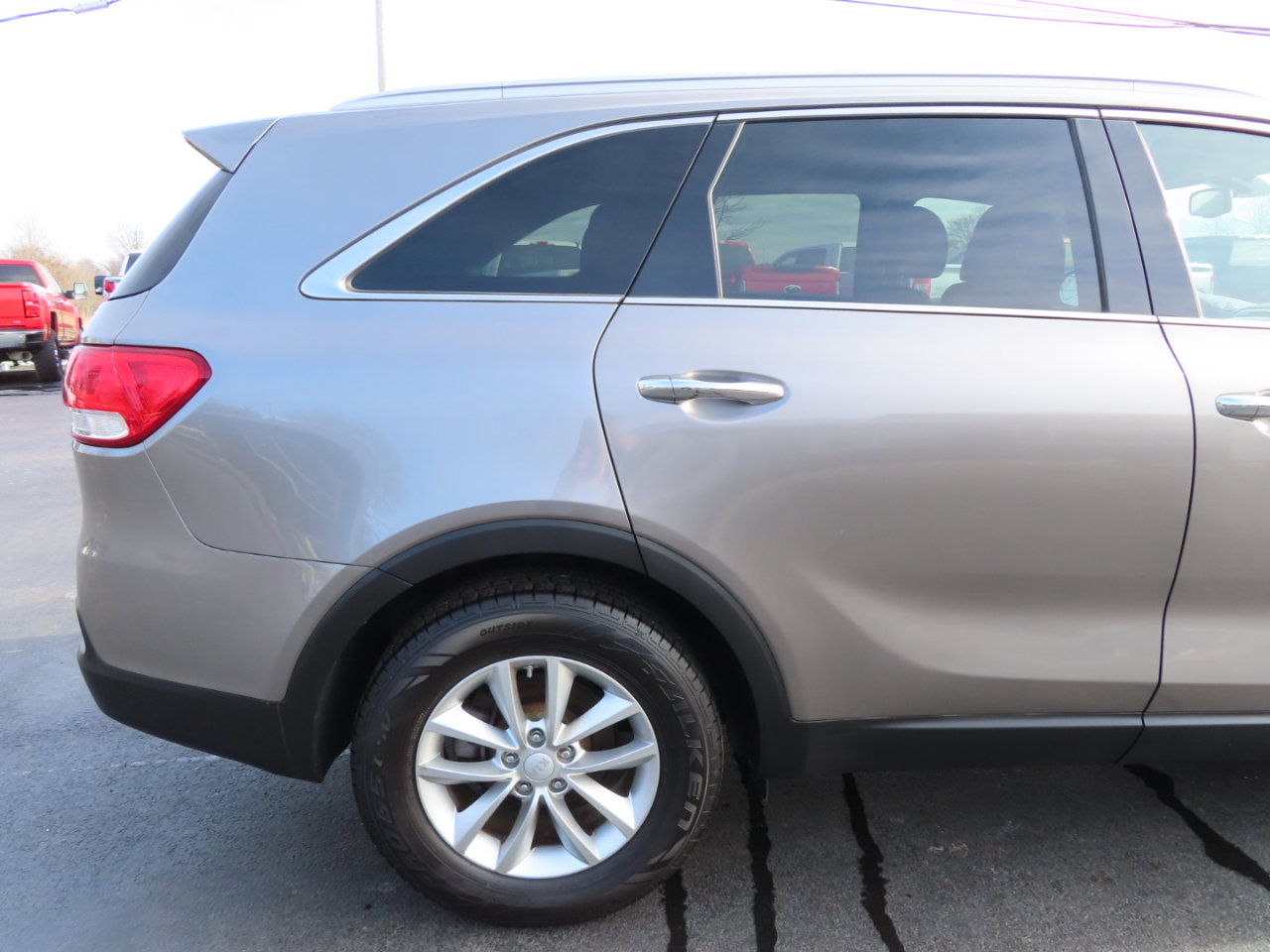 Used 2017 Kia Sorento LX w/ LX Convenience Package image 17