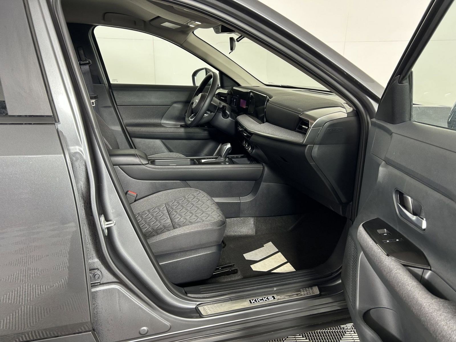 Used 2025 Nissan Kicks SV w/ Illumination Package image 27