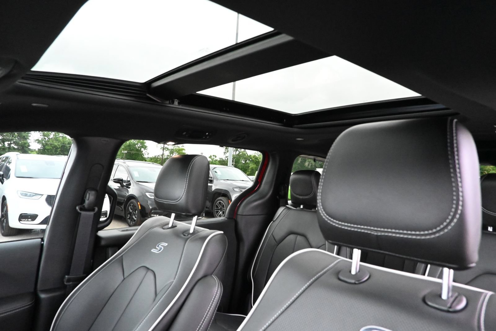 New 2027 Chrysler Pacifica Limited AWD/4WD image 29