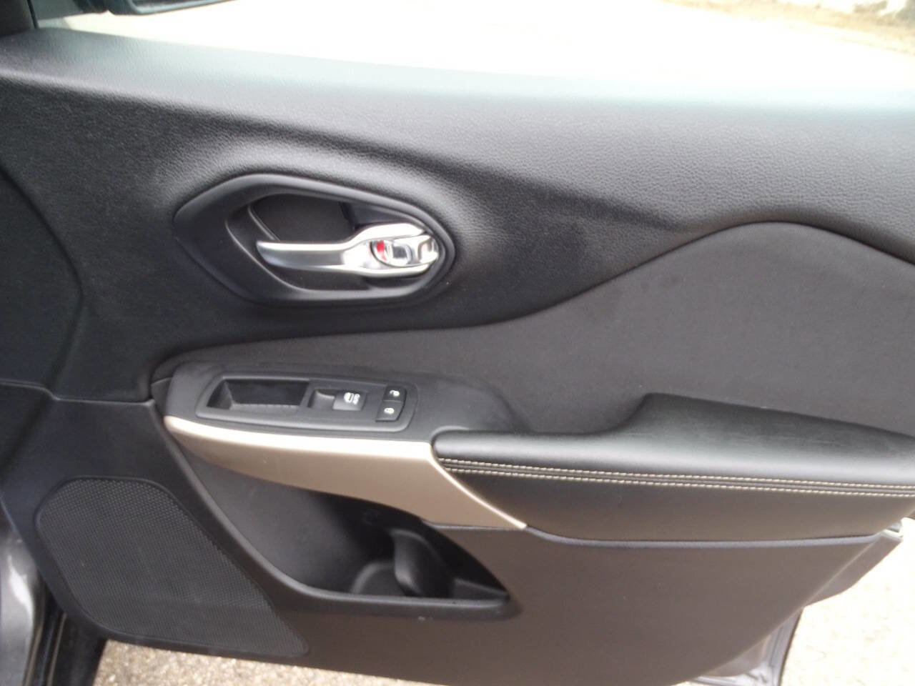 Used 2018 Jeep Cherokee Latitude w/ Quick Order Package 26T image 37