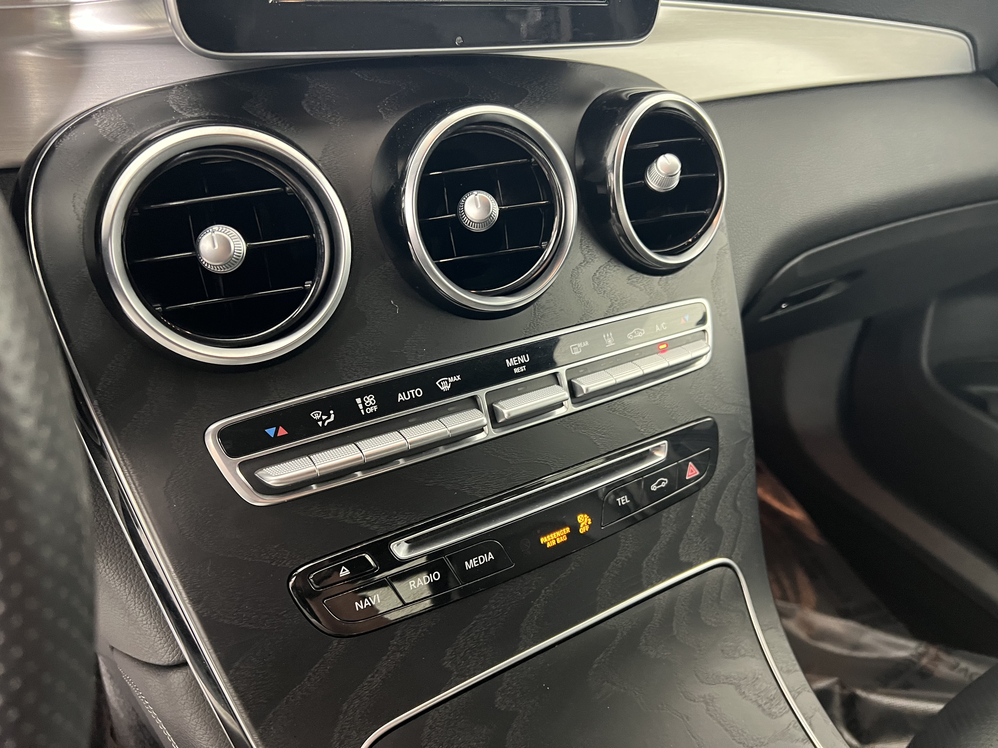Used 2019 Mercedes-Benz GLC 350e 4MATIC image 32