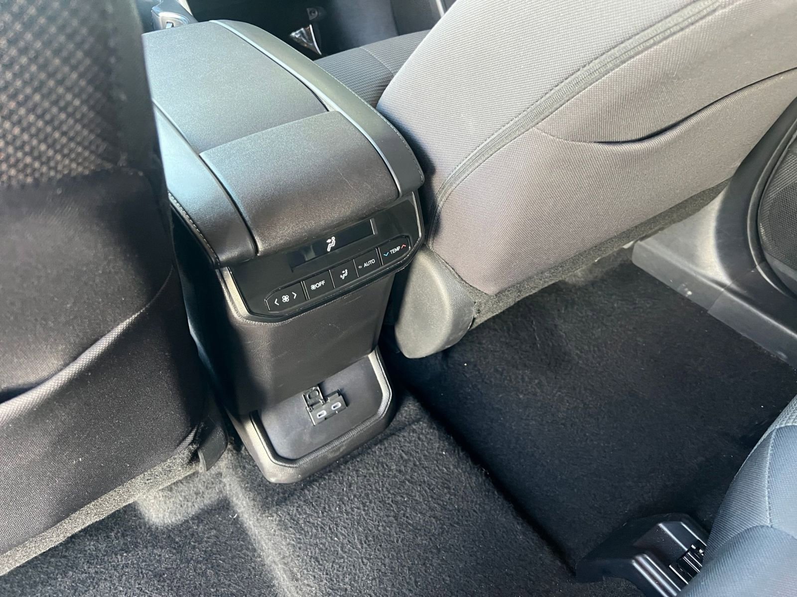 Used 2025 Toyota Highlander LE image 25