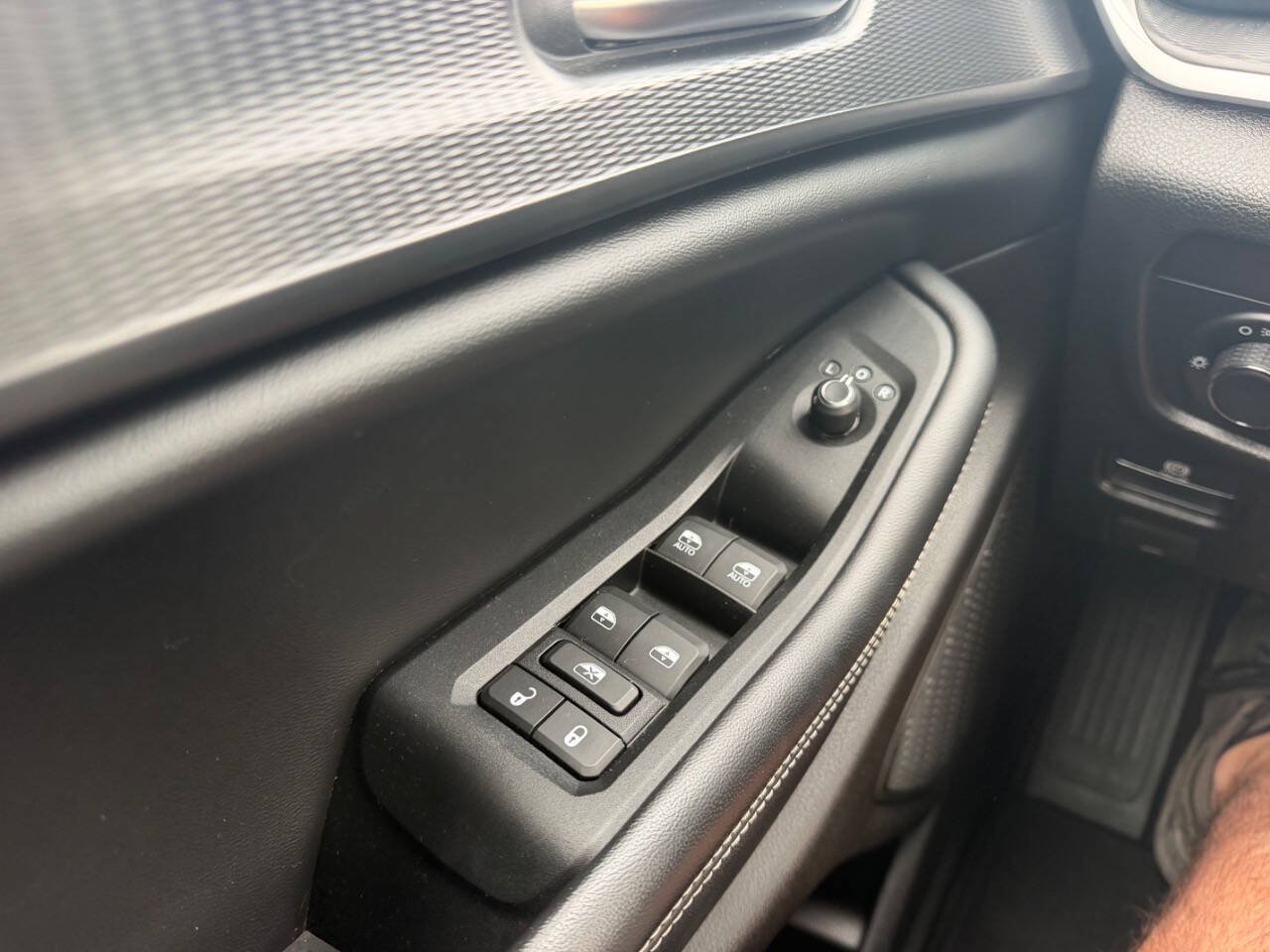 Used 2023 Jeep Grand Cherokee Laredo w/ Luxury Tech Group I AWD/4WD image 17