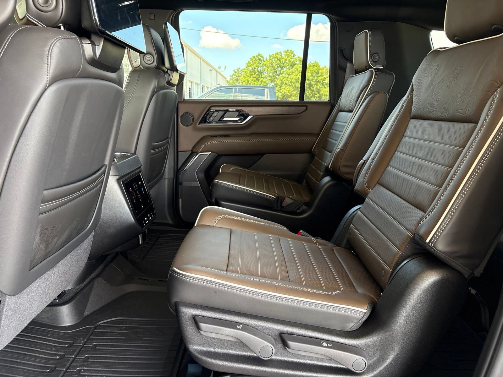 New 2026 GMC Yukon XL Denali Ultimate w/ LPO, Floor Liner Package AWD/4WD image 19