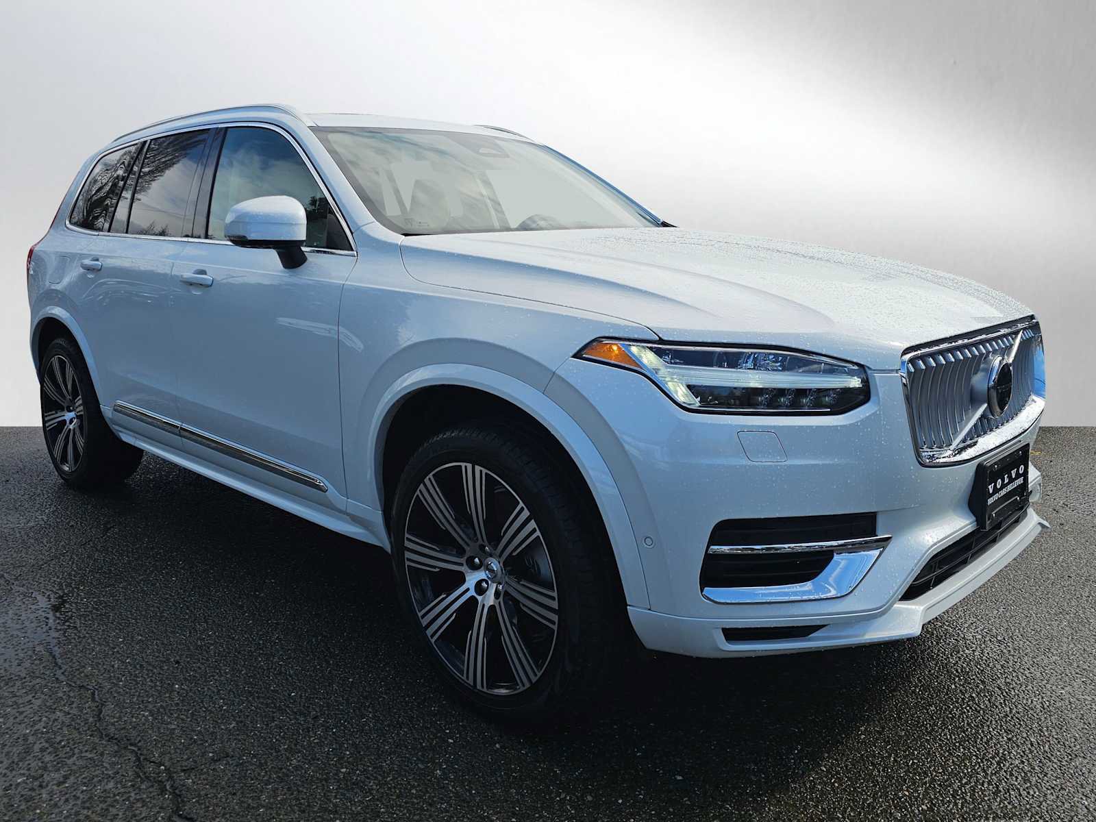 Used 2025 Volvo XC90 T8 Plus w/ Protection Package Premier image 4