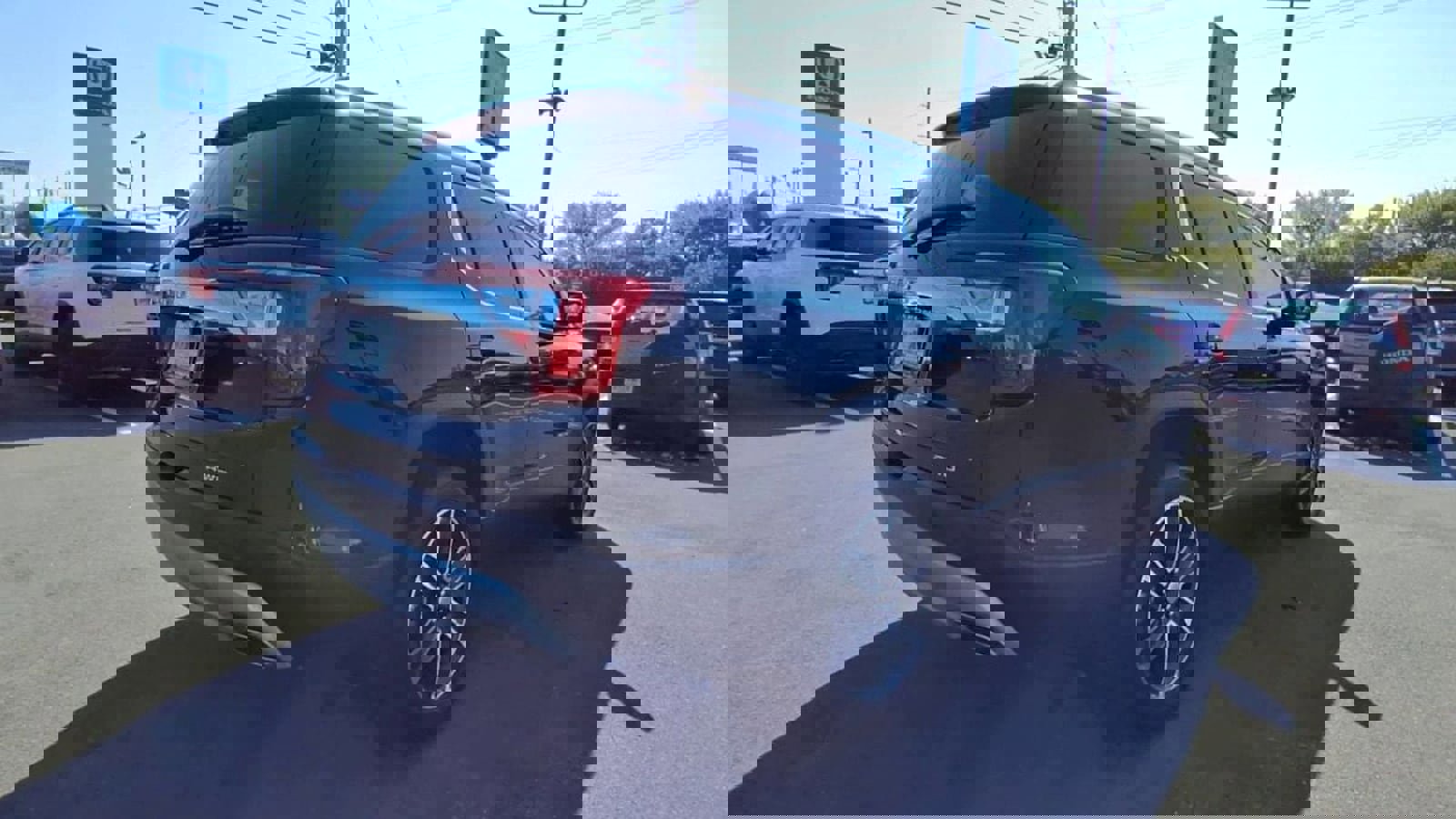 Certified 2023 GMC Acadia SLT w/ Technology Package image 2