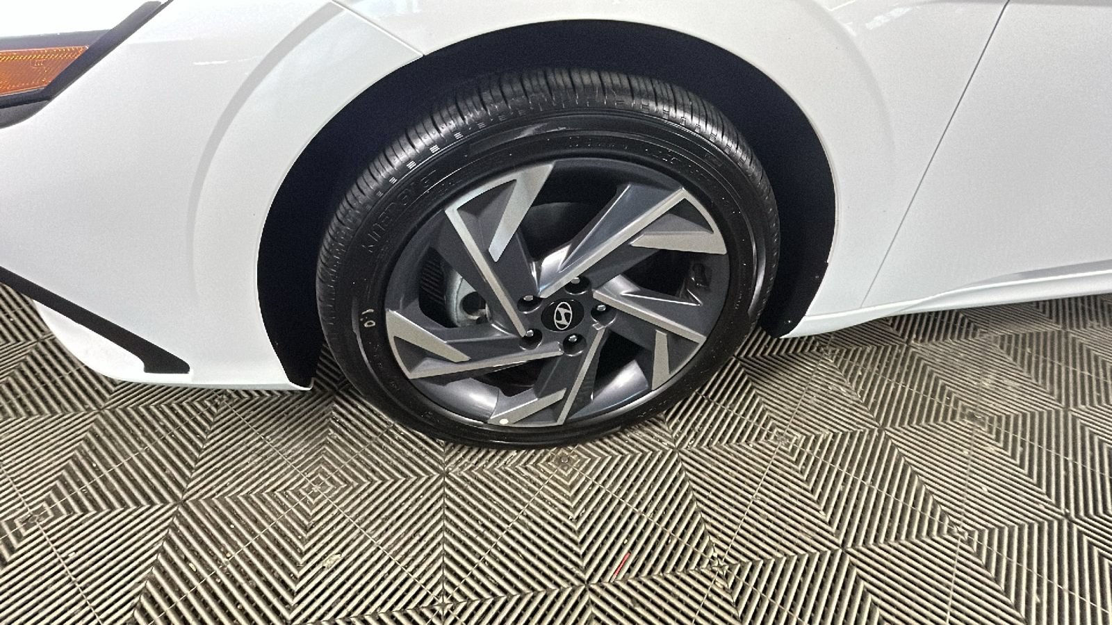 Certified 2025 Hyundai Elantra SEL FWD image 11