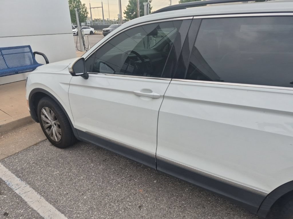 Used 2018 Volkswagen Tiguan SE w/ Panoramic Sunroof Package FWD image 5