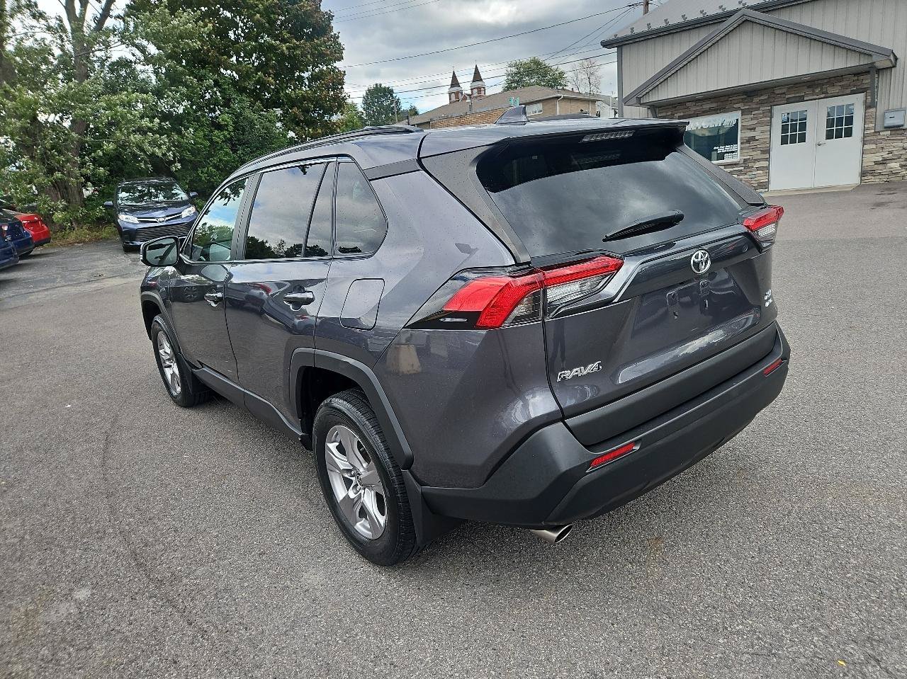 Used 2022 Toyota RAV4 XLE w/ Convenience Package AWD/4WD image 5
