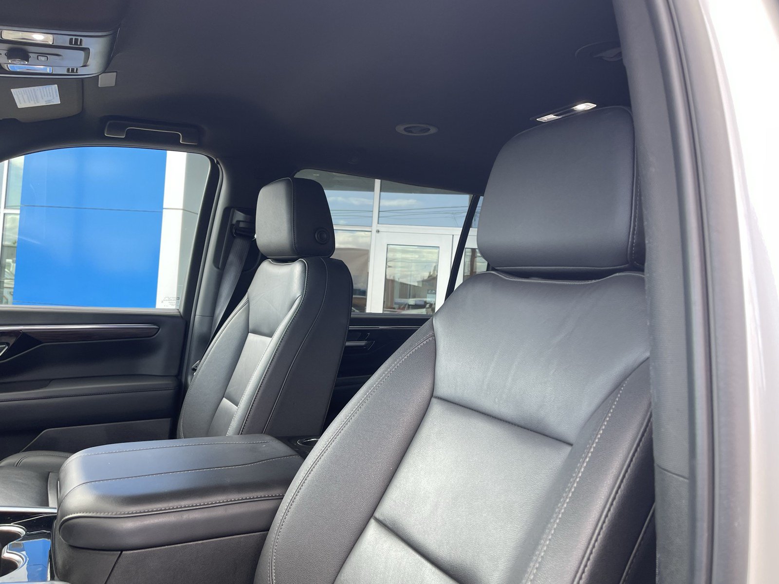 Used 2025 Chevrolet Suburban Z71 AWD/4WD image 19