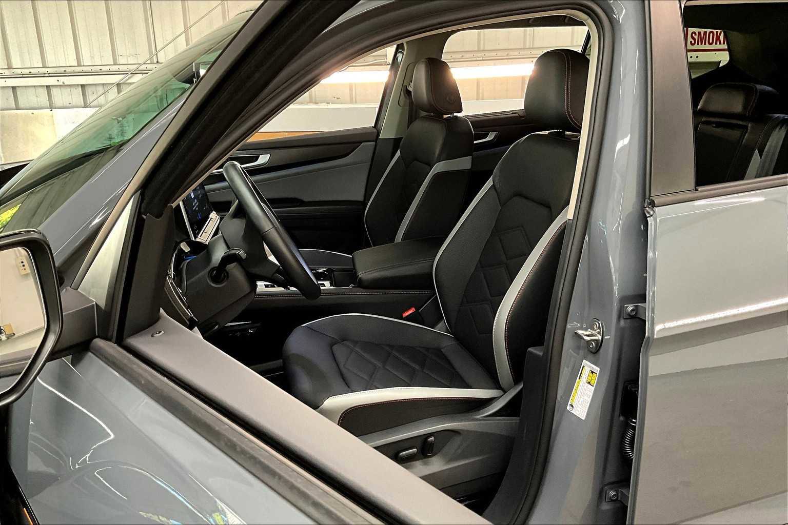 Used 2025 Volkswagen Atlas Peak Edition SE image 28