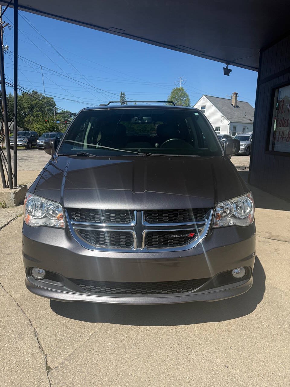 Used 2017 Dodge Grand Caravan SXT FWD image 2