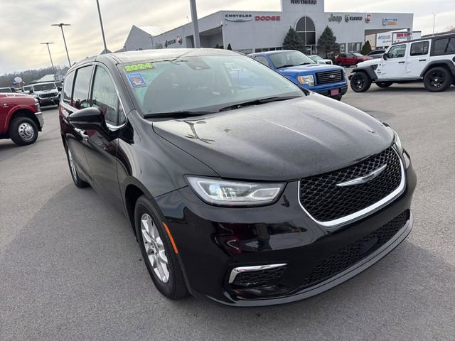 Used 2024 Chrysler Pacifica Touring-L image 3