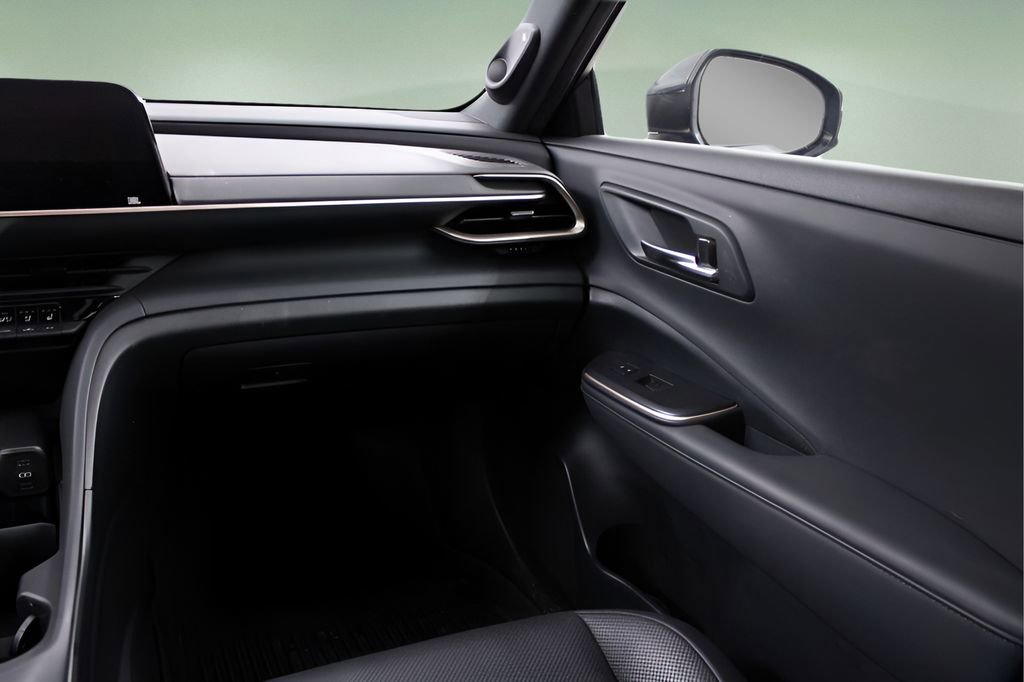 Used 2023 Toyota Crown Limited image 23