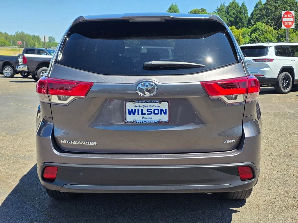 Used 2019 Toyota Highlander LE AWD/4WD image 4