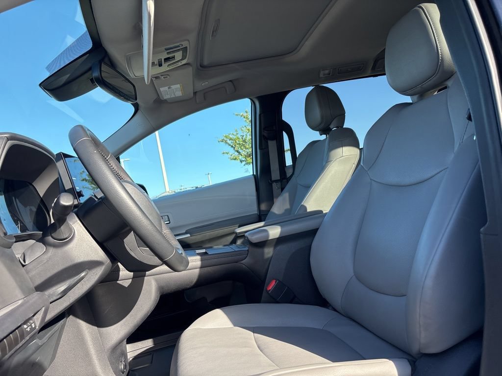 Used 2025 Toyota Sienna XLE FWD image 15