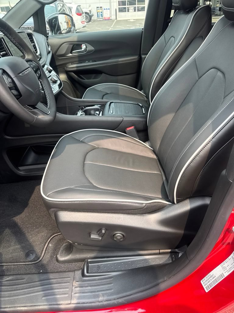 New 2027 Chrysler Pacifica Limited AWD/4WD image 9