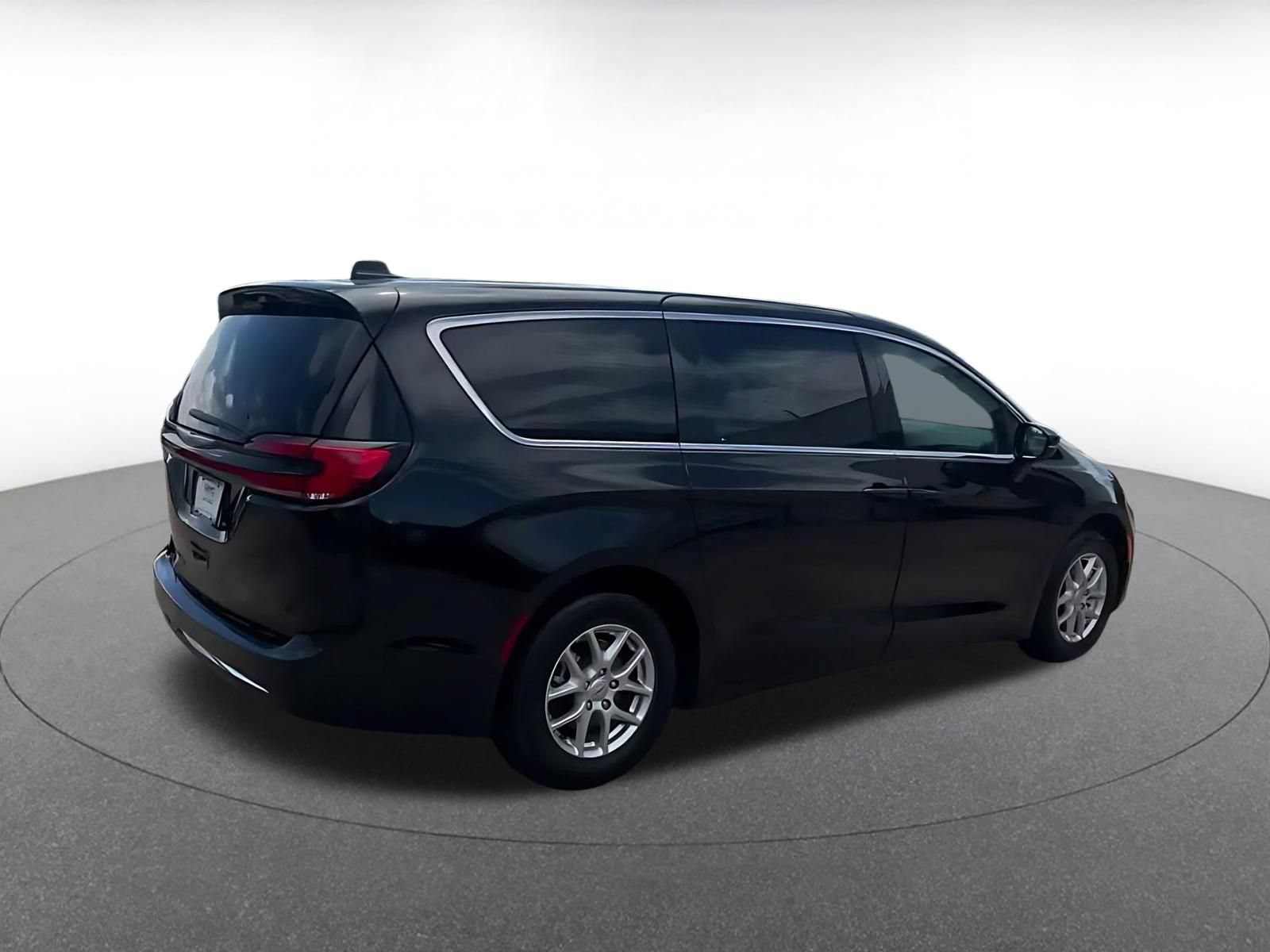 Used 2024 Chrysler Pacifica Touring-L FWD image 14