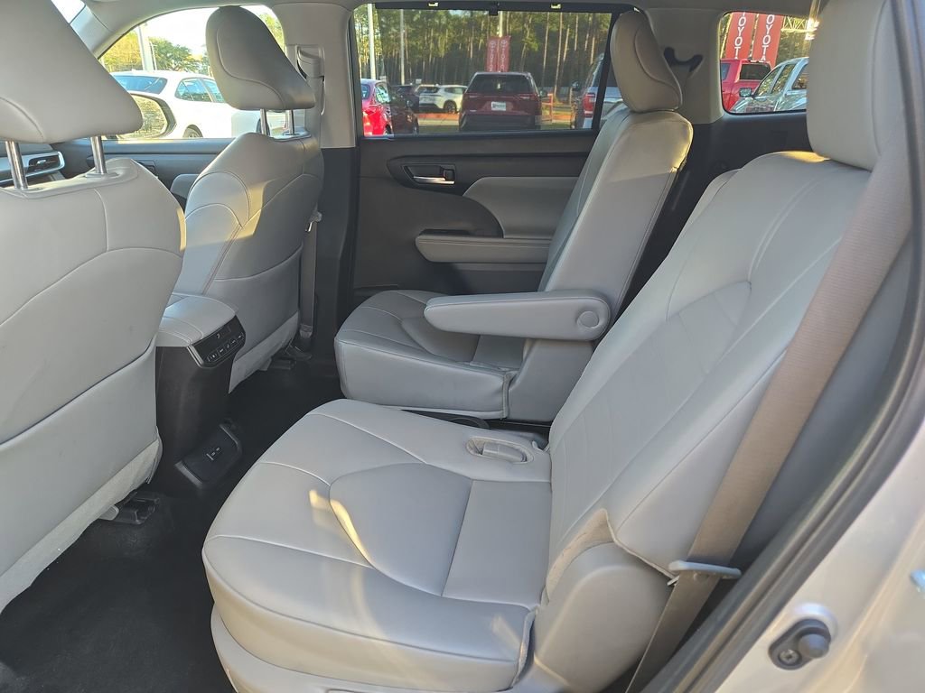 Certified 2024 Toyota Highlander XLE image 16