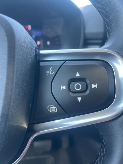 Used 2025 Volvo XC40 B5 Core w/ Climate Package image 12