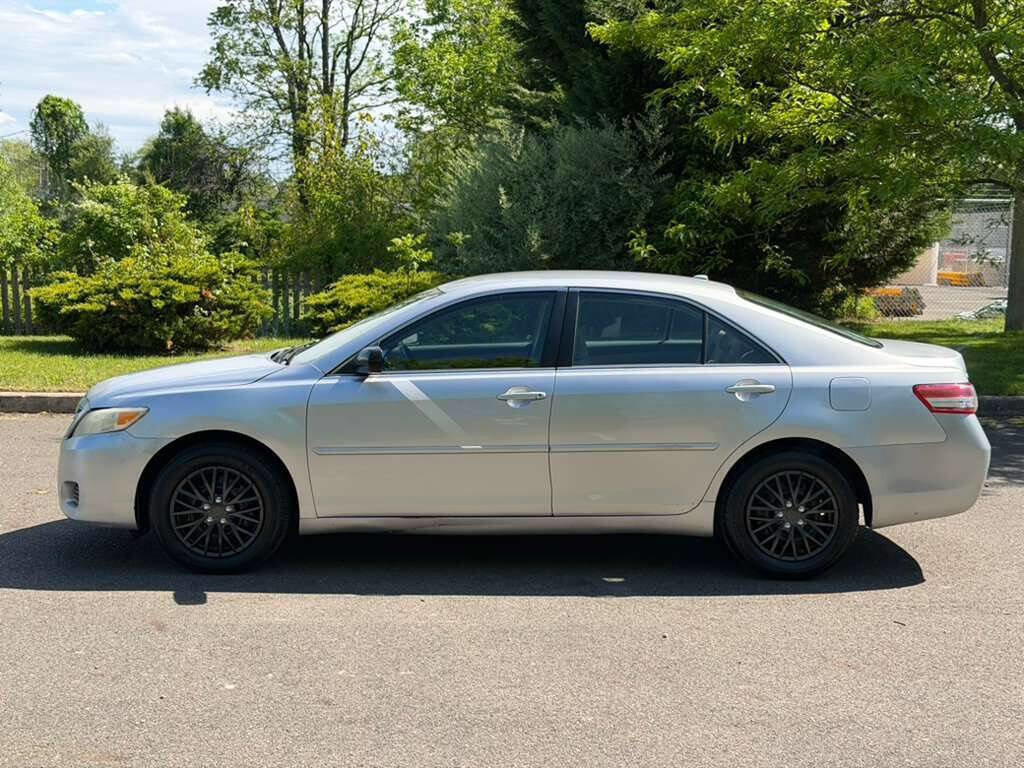 Used 2011 Toyota Camry LE FWD image 4