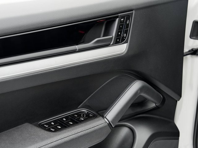 Certified 2025 Porsche Cayenne image 8