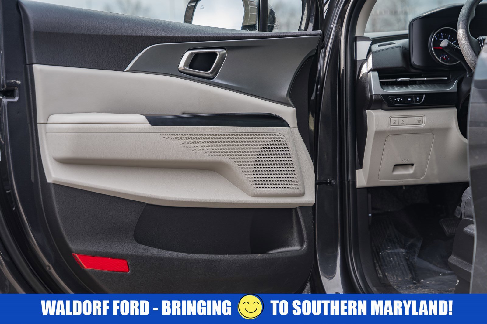 Used 2023 Kia Carnival LX image 34