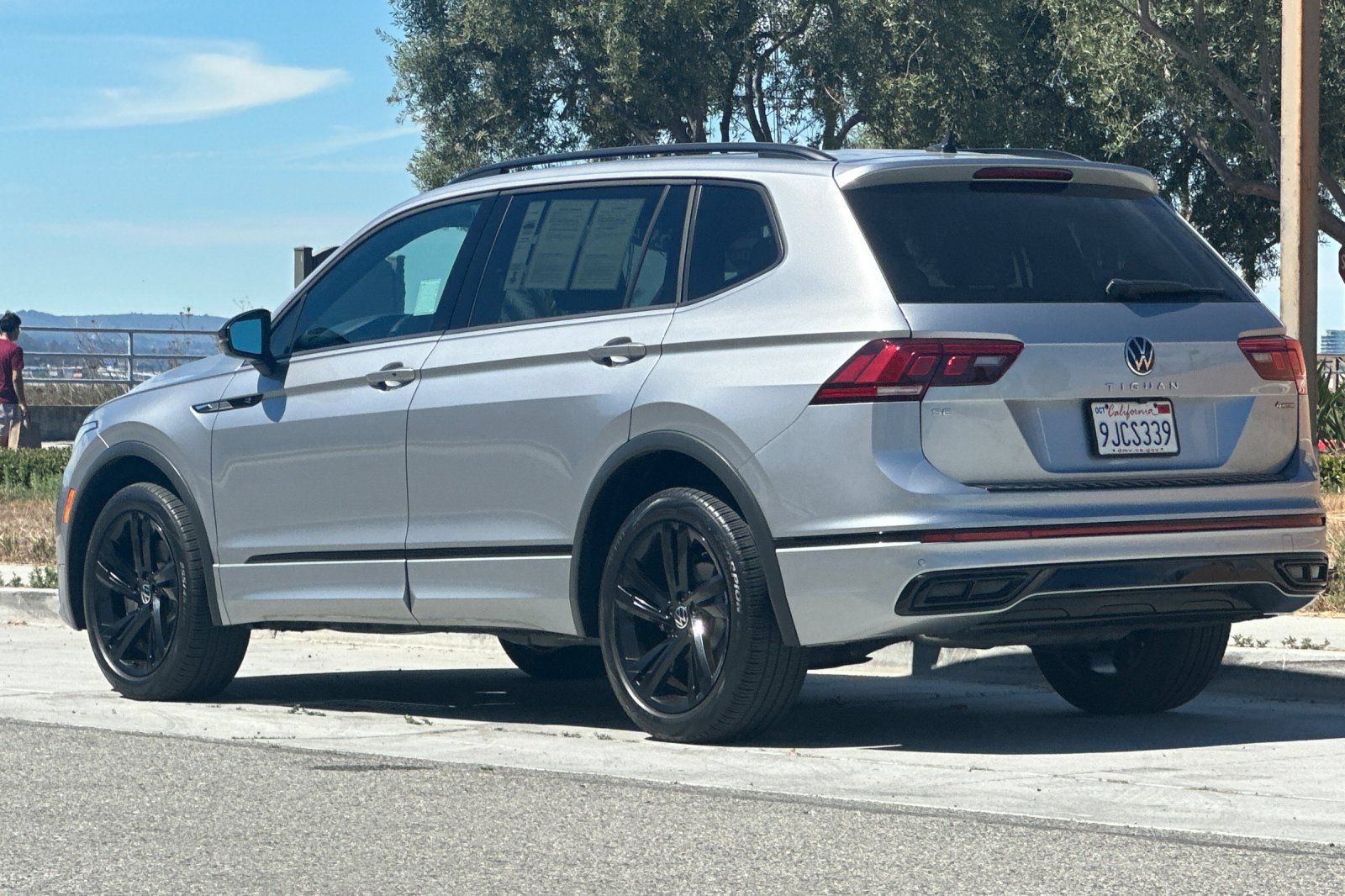 Used 2023 Volkswagen Tiguan SE R-Line AWD/4WD image 6