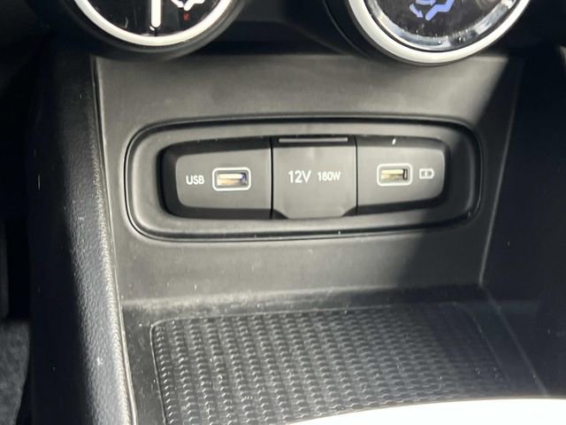 Used 2022 Hyundai Venue Limited image 23