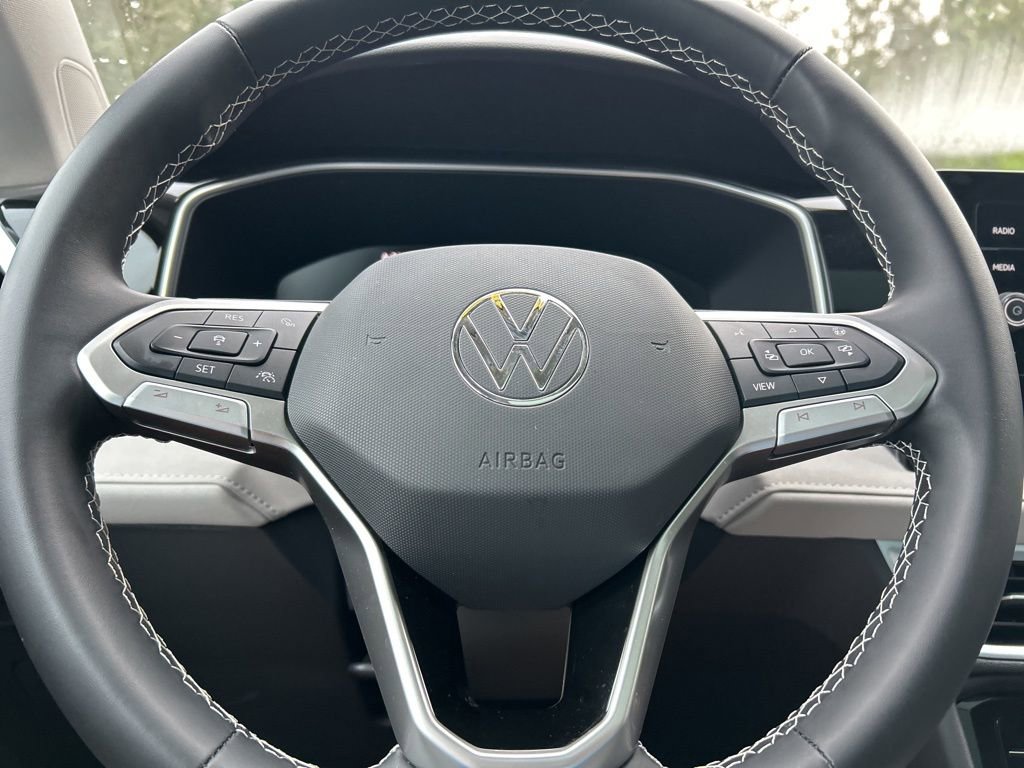 Certified 2025 Volkswagen Taos SE w/ Panoramic Sunroof Package image 24