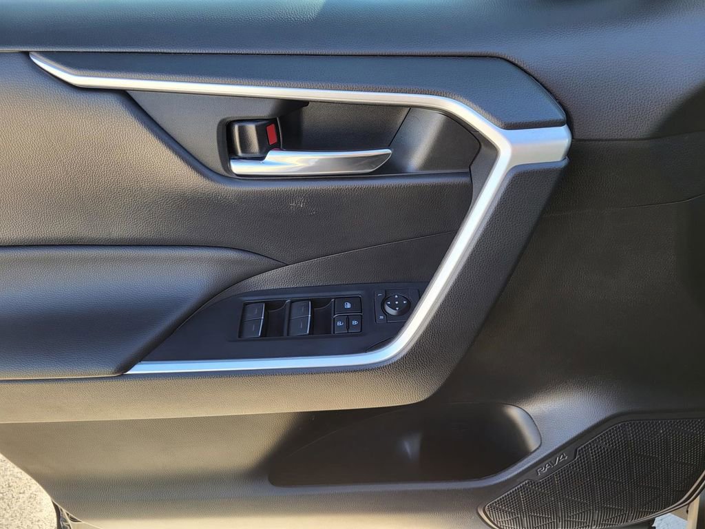 Used 2022 Toyota RAV4 XLE Premium image 18