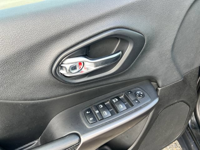 Used 2019 Jeep Cherokee Latitude w/ Popular Appearance Group FWD image 30