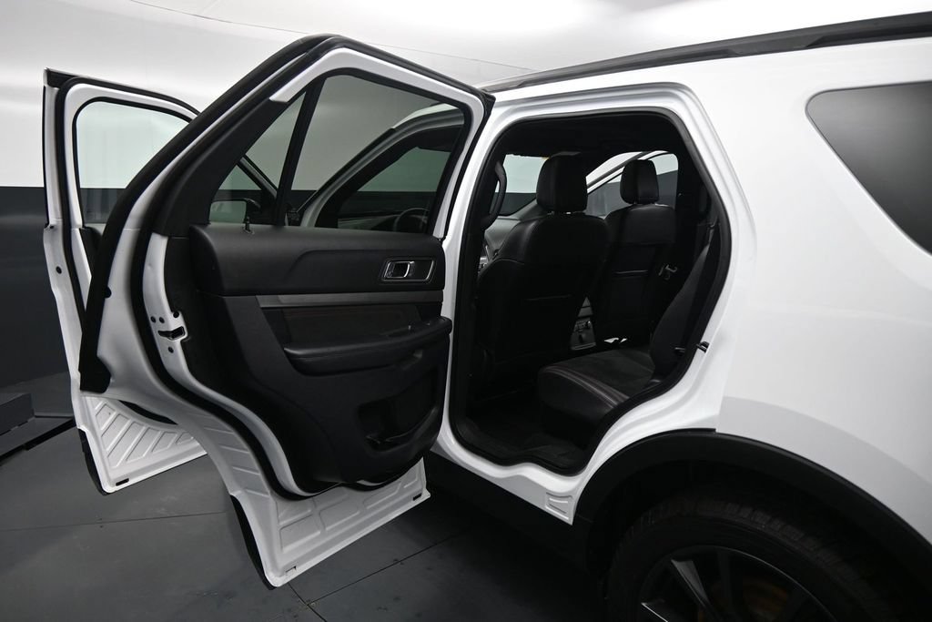 Used 2019 Ford Explorer XLT w/ Equipment Group 202A FWD image 16