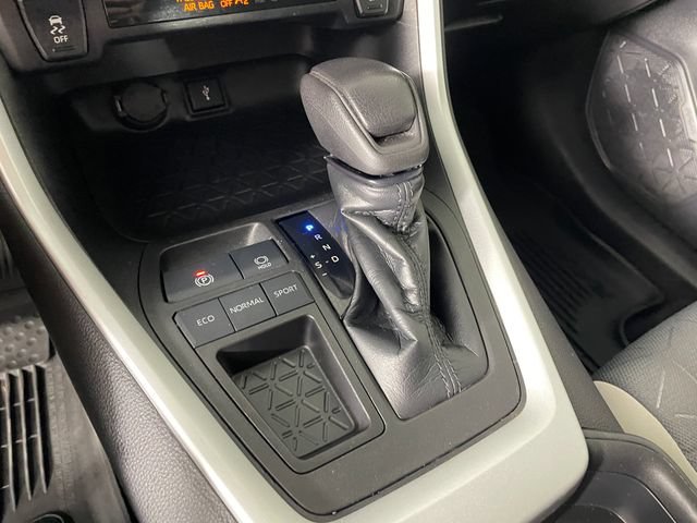 Used 2021 Toyota RAV4 XLE w/ Convenience Package FWD image 9