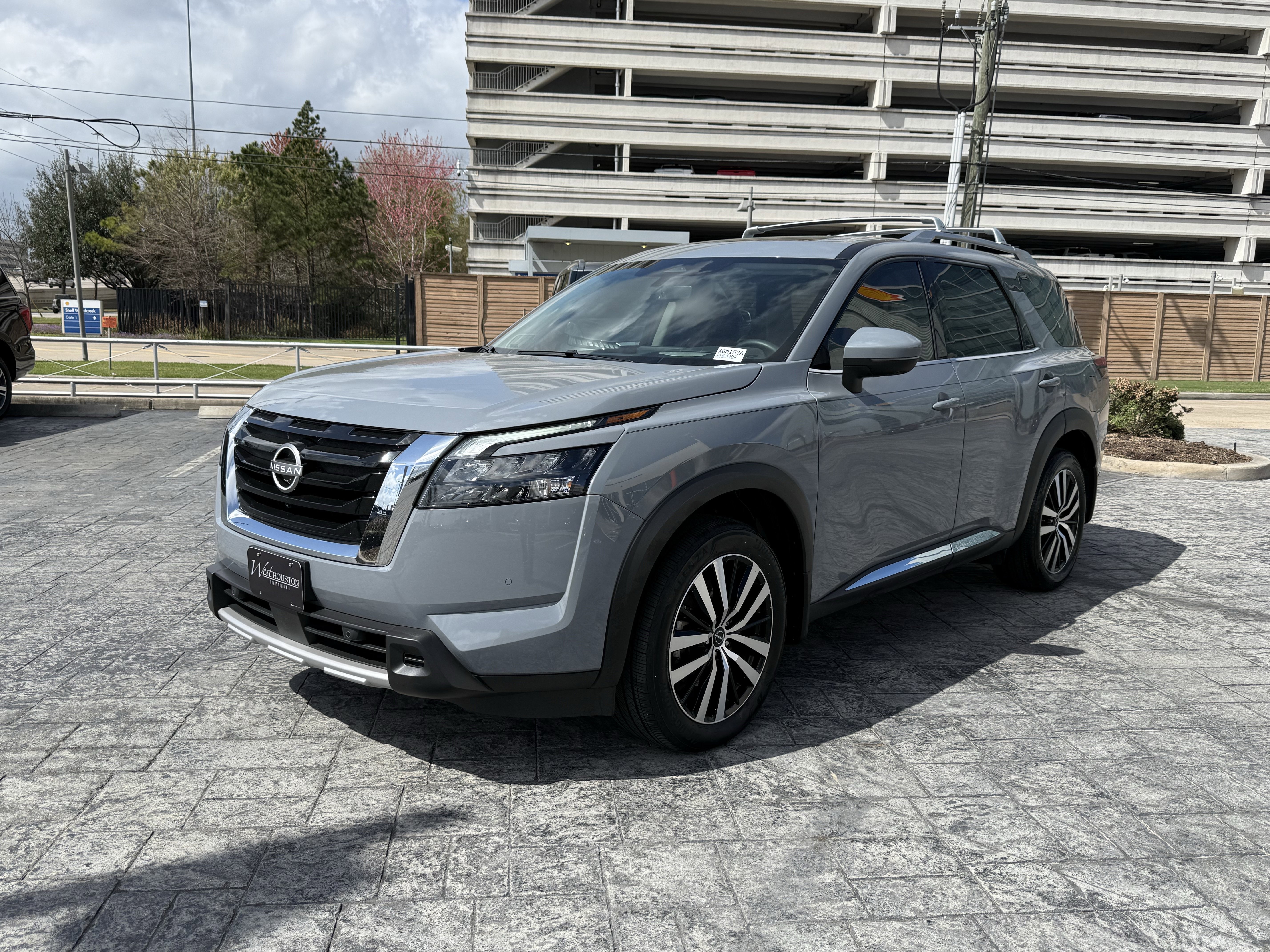 Used 2025 Nissan Pathfinder Platinum w/ Cargo Package image 3